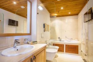 Ein Badezimmer in der Unterkunft Pirin Golf Hotel & Spa