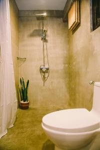 uma casa de banho com um WC e um chuveiro em SANSE Boutique Hotel em El Nido