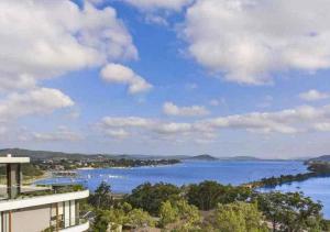 una vista de un cuerpo de agua desde un edificio en Stylish Penthouse with Views & Jacuzzi en Gosford