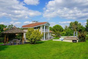 Afbeelding uit fotogalerij van Villa Alba. Piscine grand jardin Hauts de Bordeaux in Carignan