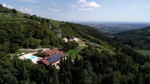 una vista aérea de una casa en una montaña en AGRITURISMO ACINATICO WINE RELAIS en Fumane