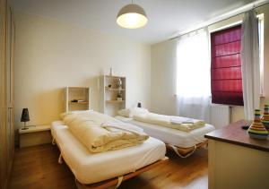 a room with two beds and a window at Ringeltaube – Wohnen wie zu Hause in Wuppertal