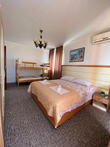 เตียงในห้องที่ Apartments Nikolić