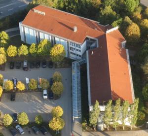 een uitzicht op een gebouw met een parkeerplaats bij Hotel Wörth in Wörth an der Isar