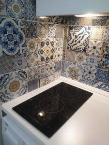 索倫托的住宿－Casa 87 - Sorrento，厨房的墙壁上铺有蓝色和白色的瓷砖。