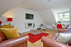 uma sala de estar com dois sofás e um tapete vermelho em 19 At The Beach, Torcross em Beesands