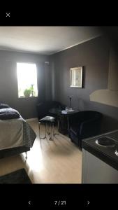 ein Schlafzimmer mit einem Bett und ein Wohnzimmer mit einem Tisch in der Unterkunft Kärrstegens Gård in Ljungskile