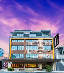 un revestimiento de un edificio con un cielo púrpura en The Constance Fortitude Valley, en Brisbane