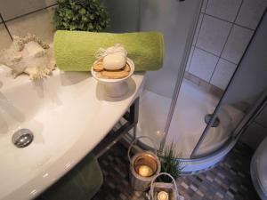 bagno con lavandino e doccia di Hotel Henriette Davidis a Wetter