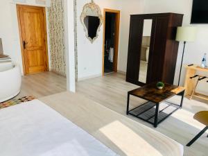 a living room with a coffee table and a door at Hotel Finca Alcamino in Mompía