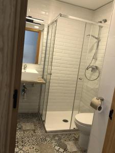 uma casa de banho com um chuveiro, um WC e um lavatório. em Hotel Finca Alcamino em Mompía