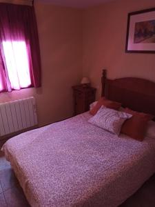 a bedroom with a bed and a window at Alojamiento rural "LA JARA" in Robledillo de la Jara