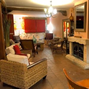 salon z kanapami i kominkiem w obiekcie La Noguera de Socasa w mieście Romancos