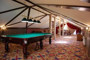 亞列姆切的住宿－奧沙勒酒店，台球室,带绿色台球桌