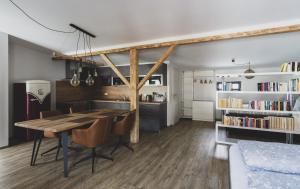 a kitchen and dining room with a table and chairs at Modernes Loft vor den Toren des Chiemgaus in Tacherting