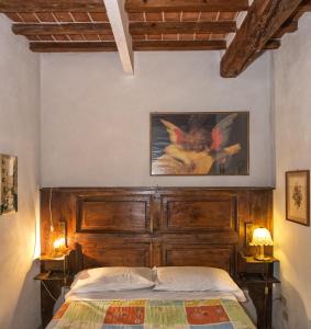 a bedroom with a bed and a painting on the wall at B&B Due Borghi in Pisa