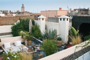 un balcón con muchas plantas. en Riad Golfame, en Marrakech