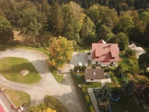 an aerial view of a house with a driveway at Domek Antonówka in Szklarska Poręba