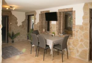 comedor con mesa y sillas en MBL Apartments Autumn en Rezi