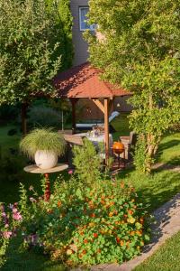 Zahrada ubytování Gasthof Hametner mit Innviertlerhof mit direktem Zugang zur Therme Mediterrana durch unseren Garten!