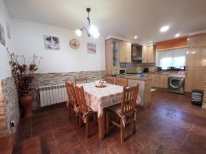 Una cocina y un comedor con mesa y sillas. en O Lar de Sara, en Pontevedra