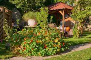 Zahrada ubytování Gasthof Hametner mit Innviertlerhof mit direktem Zugang zur Therme Mediterrana durch unseren Garten!