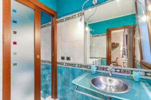 ein Bad mit einem Waschbecken und einem Spiegel in der Unterkunft A due passi dal Castello in Ferrara