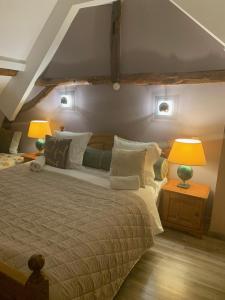 - une chambre avec un grand lit et deux lampes dans l'établissement Mara Ath, à Rebaix