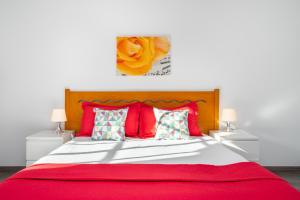 En eller flere senge i et værelse på VilaRosa BeachPearl by Encantos do Algarve - 202