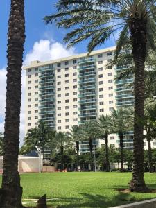 un gran edificio con palmeras delante en The Blue Island, en Miami Beach