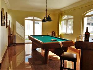 a billiard room with a pool table at Moradia Pinhal da Telha in Corroios