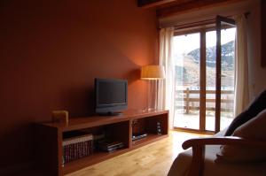 普拉德勒米塔的住宿－Un rincón especial en VALL DE BOI，客厅,配有带窗户的桌子上的电视