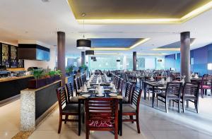a dining room with tables and chairs in a restaurant at Crowne Plaza Villahermosa by IHG in Villahermosa