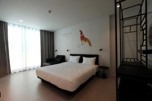 
A bed or beds in a room at CHERN Bangkok
