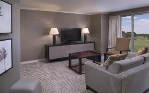 a living room with a couch and a television at Eaglewood Resort & Spa in Itasca