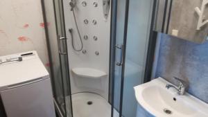 Een badkamer bij Central MaxiStay
