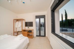 A bed or beds in a room at Ionian Trilogy Luxury Villas Még 37 kép