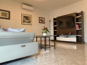 a living room with a couch and a tv at Casa Istriana Vrsar in Vrsar