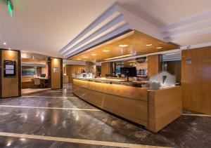 a restaurant with a long counter in a building at Hotel Solans Riviera in Rosario