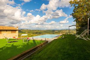The swimming pool at or close to Villa la torre