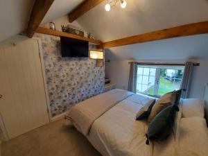 Säng eller sängar i ett rum på Saughall Mill Farm Cottage
