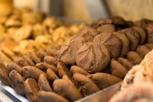 een hoop donuts te zien in een bakkerij bij F & S LOUNGE SUITES in Parga