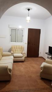 una sala de estar con 2 sofás y una puerta en casa de pueblo en Guaro