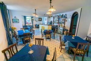 een eetkamer met blauwe tafels en stoelen bij Nido Degli Dei in Agerola