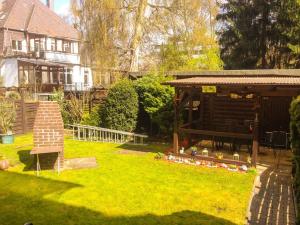 a yard with a house and a pavilion in the grass at TOP LAGE! Appartement im Herzen von Einbeck! 3 Schlafzimmer, Garten! in Einbeck