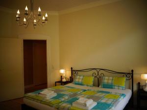 a bedroom with a bed and a chandelier at EXKLUSIVES 4* Appartement im Herzen von Einbeck! 3 Schlafzimmer, Garten! in Einbeck