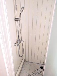 cabina de ducha con cabezal de ducha en la pared en Appart'hotel La croisière en Gourbeyre