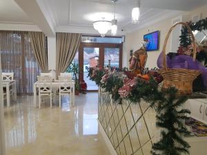 una sala da pranzo con un albero di Natale su un bancone di Pensiune Restaurant Select a Băile Herculane