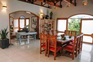 a dining room with a table and chairs at Hacienda Siete Sentidos in Anapoima
