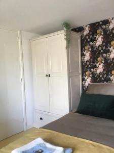 ein Schlafzimmer mit einem Bett und einem weißen Schrank in der Unterkunft B & B Rosamie in Vlissingen